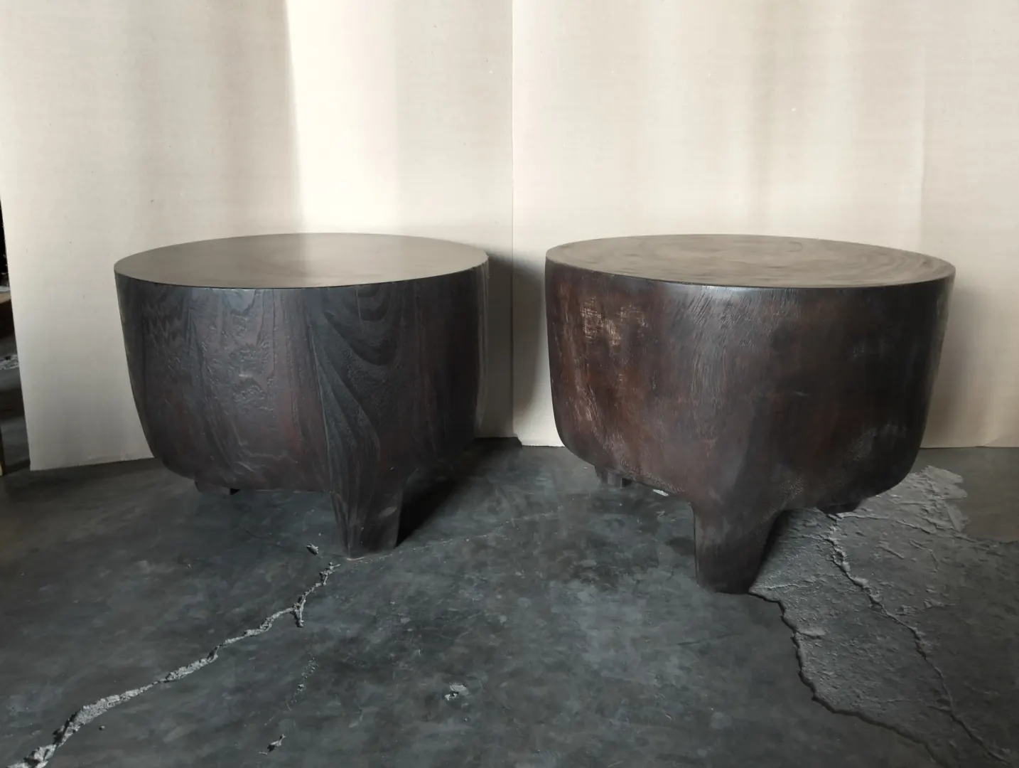 Bouts de canapé sculptés, finition brune