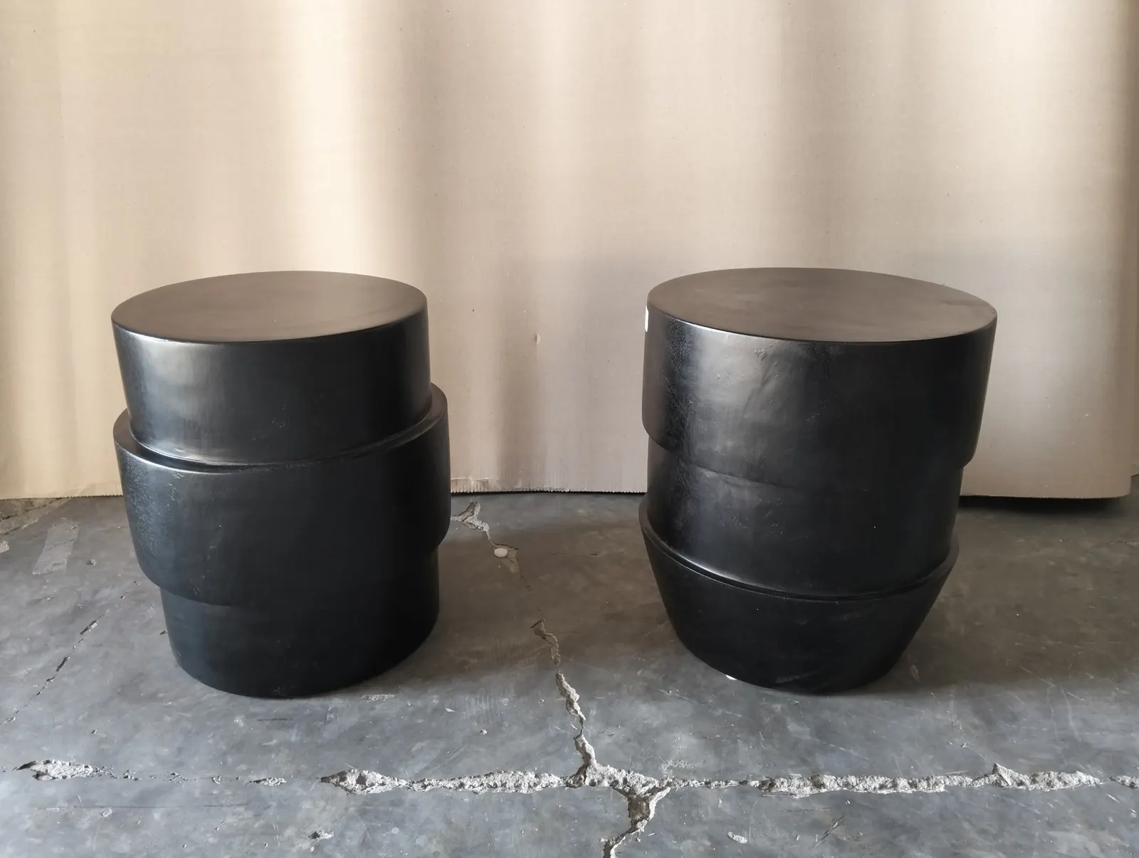 Tabourets cylindriques laqués noir, la paire