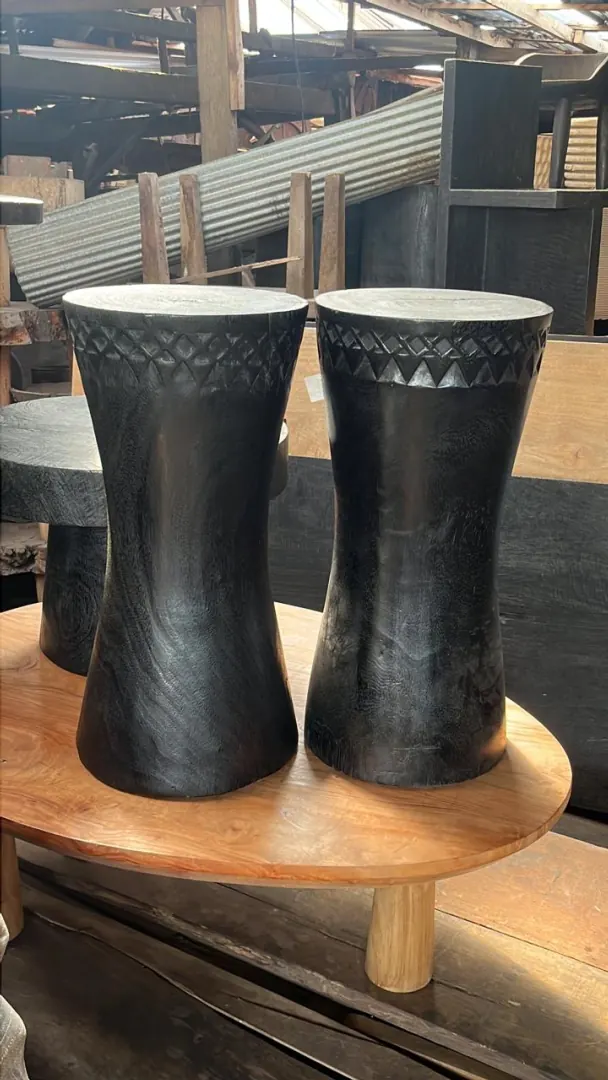 Tabourets sculptés en bois brûlé, motifs ciselés