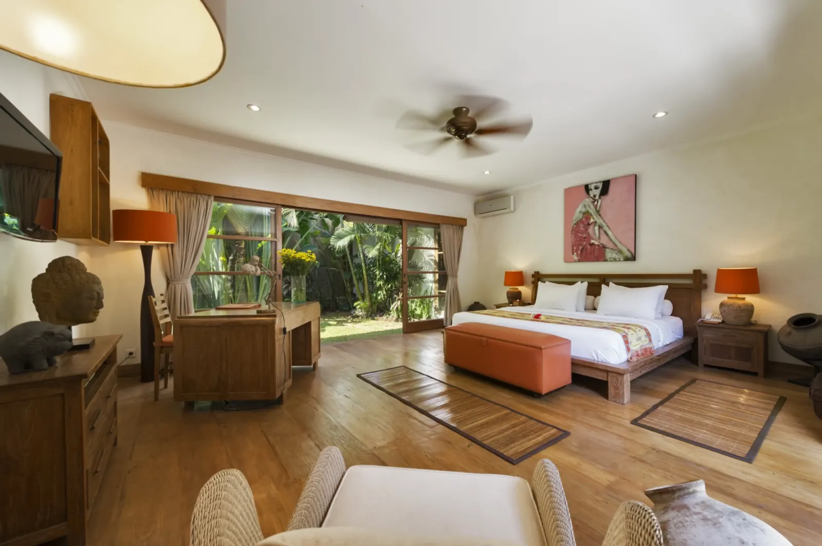 Chambre de villa : lit en teck, banc de pied et mobilier assorti