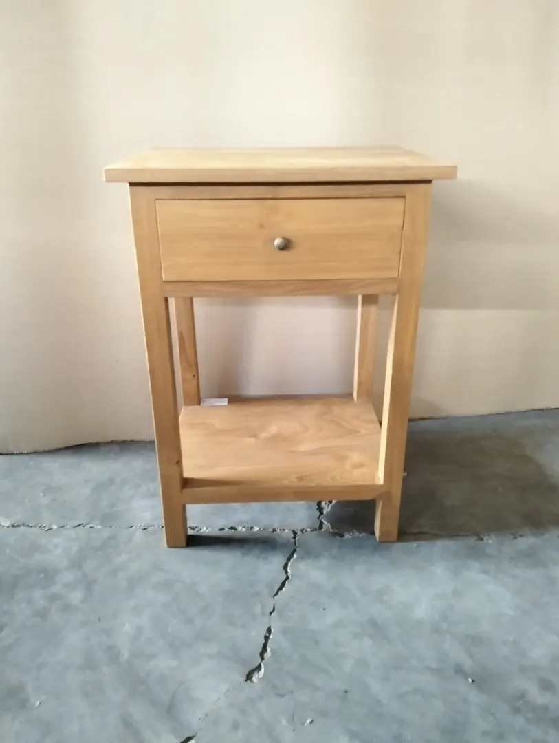 Table de chevet en teck, un tiroir et tablette basse