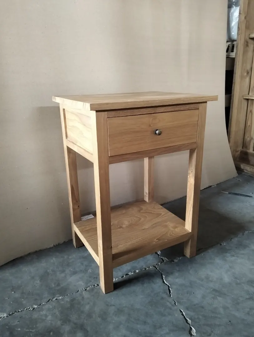 Table de chevet en teck, vue de trois quarts
