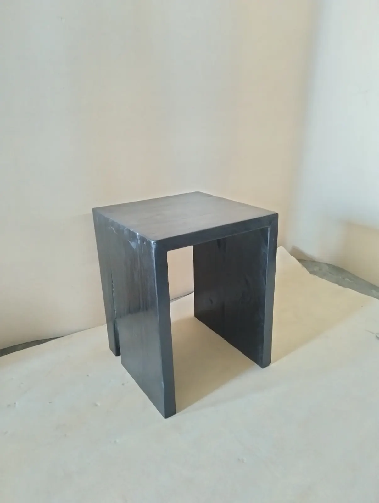 Bout de canapé cubique en bois laqué noir