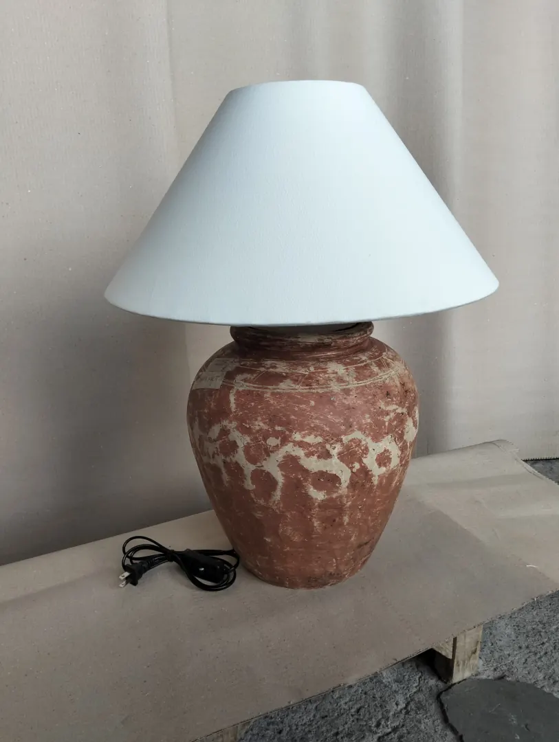 Lampe à poser montée sur une jarre ancienne
