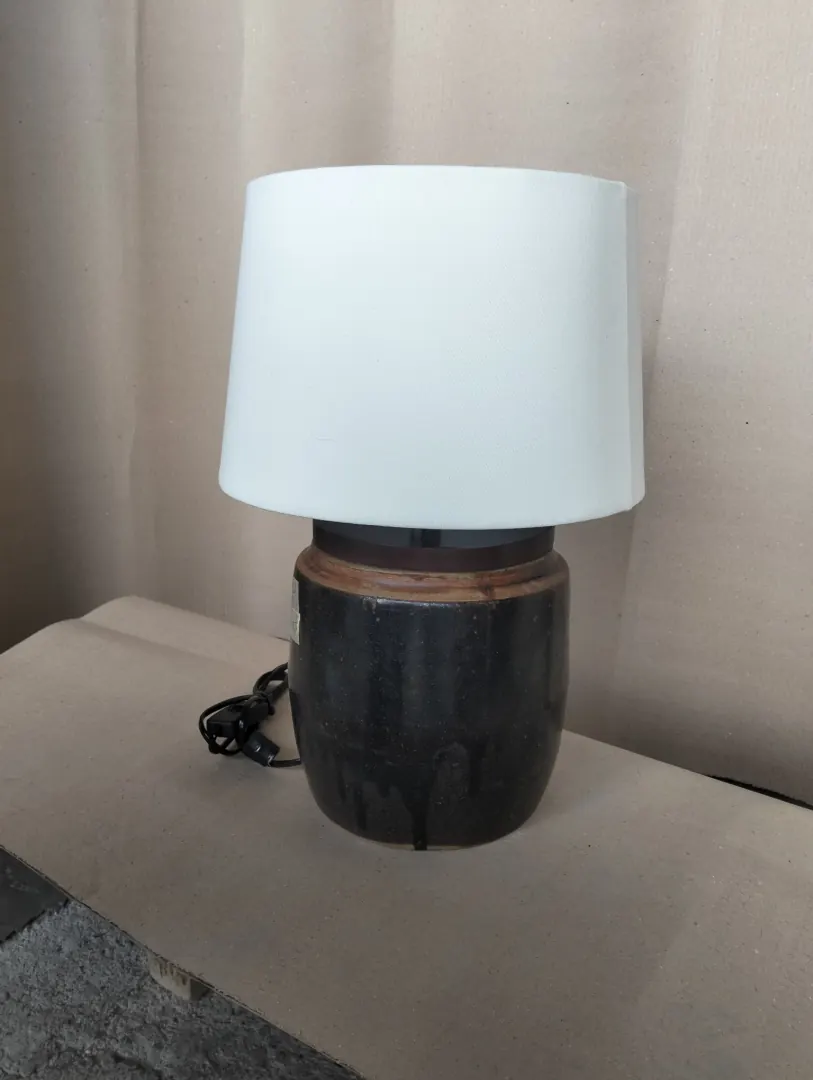 Lampe à poser sur jarre émaillée noire