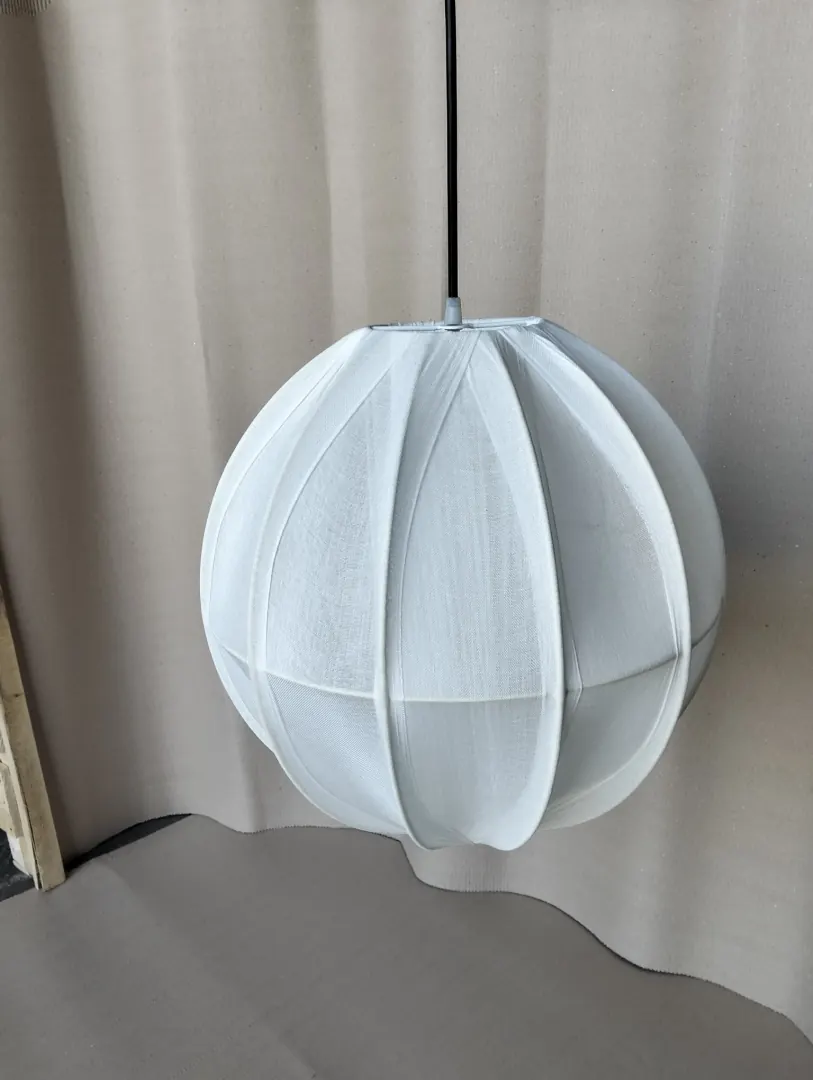 Suspension en coton, forme boule côtelée