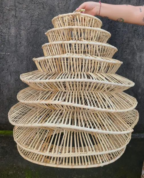 Suspension en rotin à anneaux superposés