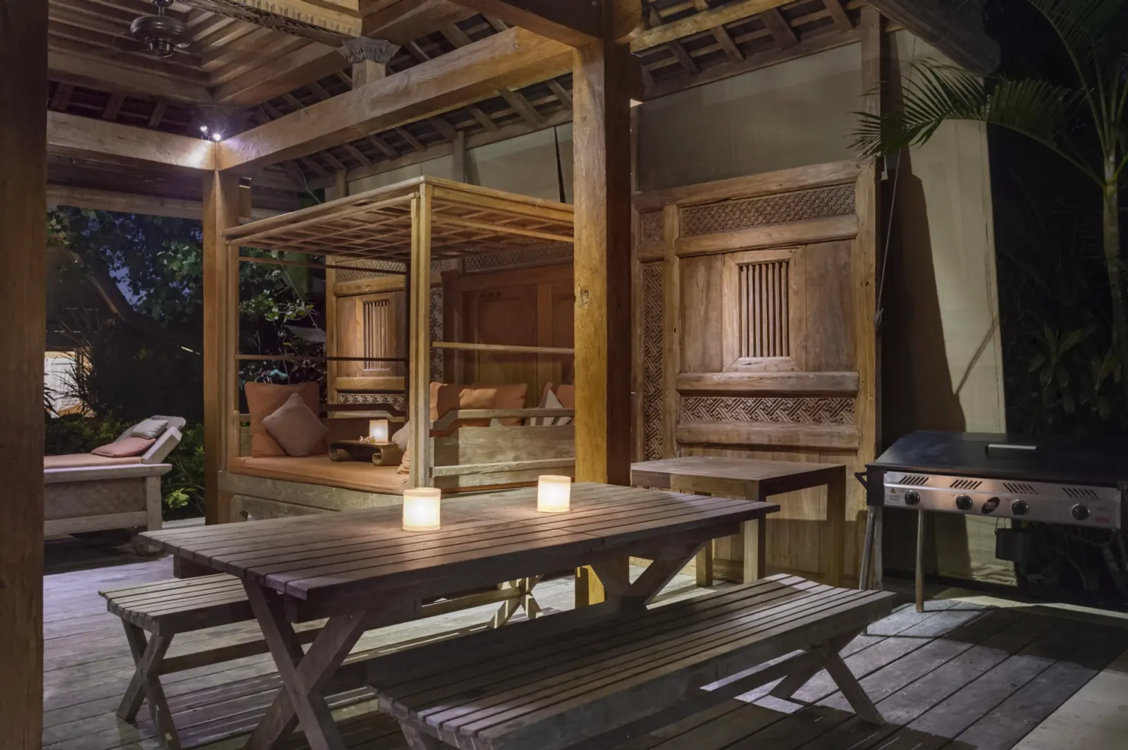 Bale balinais meublé en teck : table, bancs et plancha