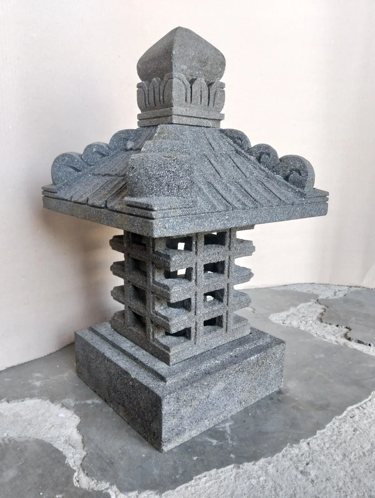 Lanterne de jardin en pierre sculptée, toit à volutes