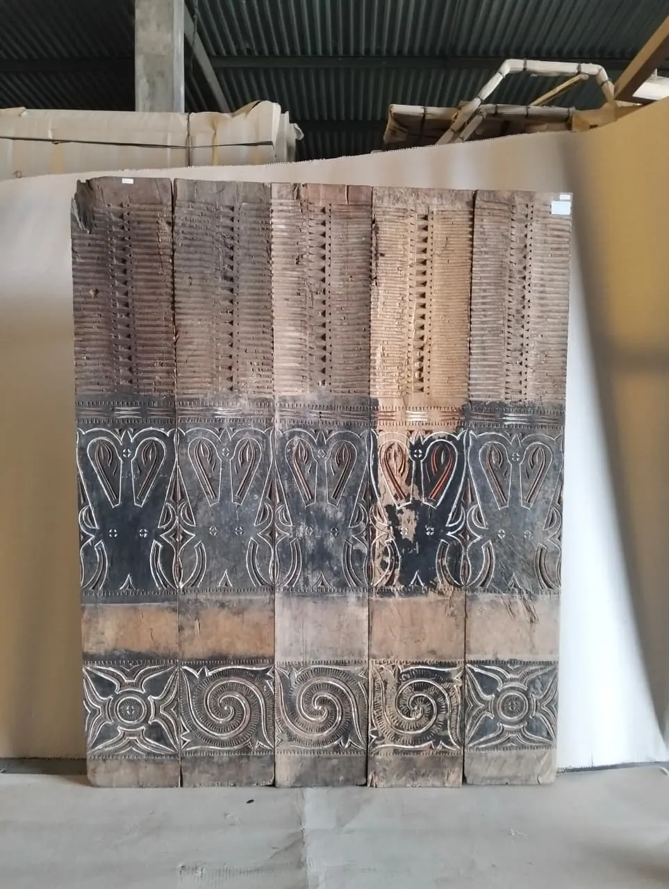 Panneau mural sculpté, motifs traditionnels