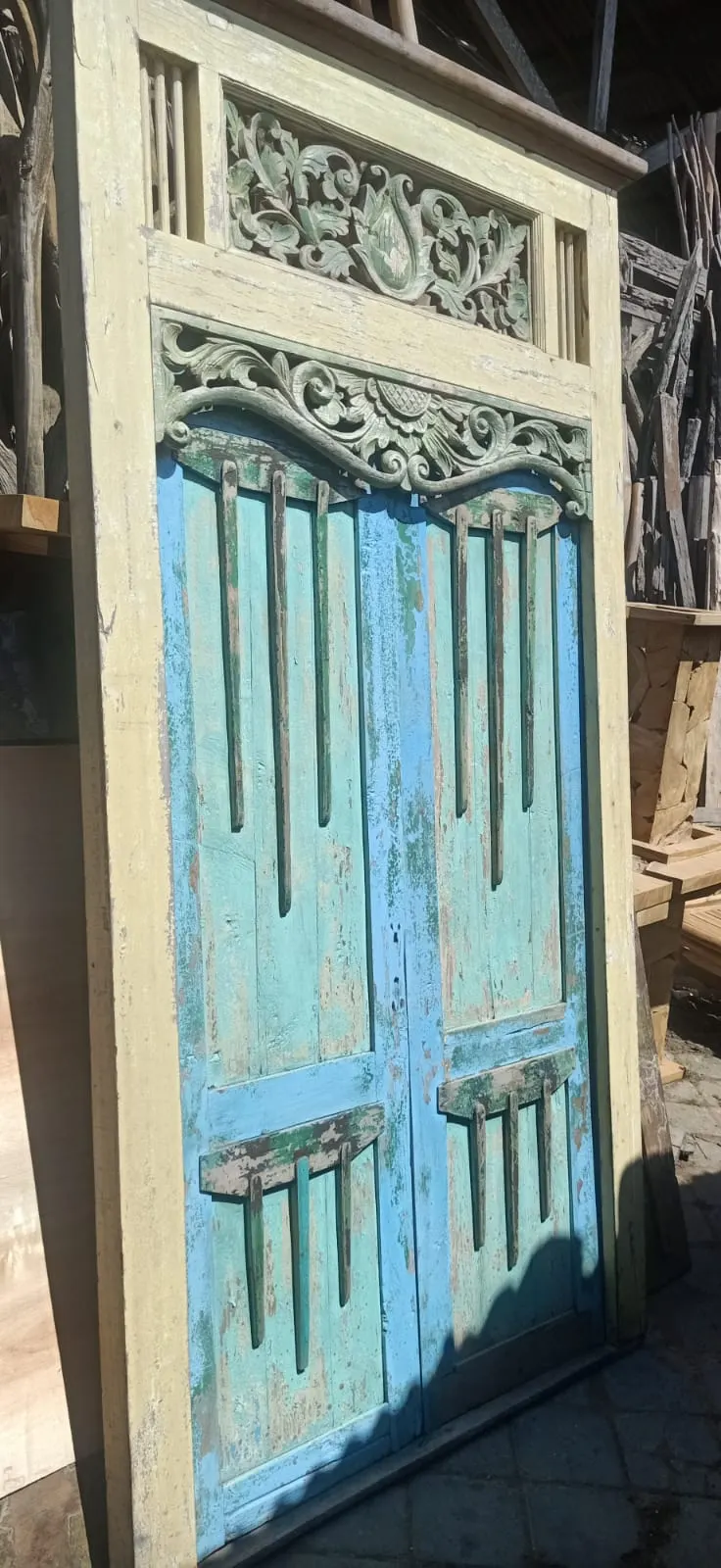 Porte balinaise ancienne à fronton ajouré, peinture bleue patinée