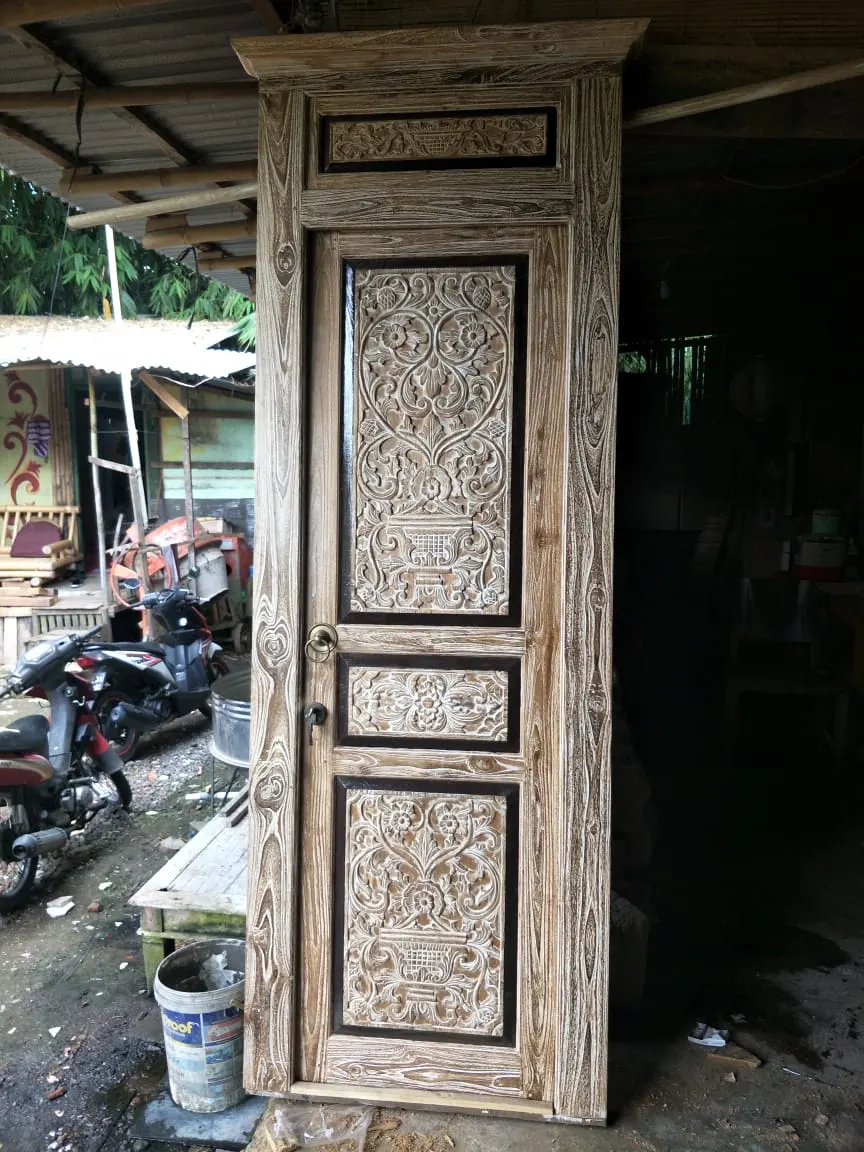 Porte haute à panneaux sculptés en bas-relief