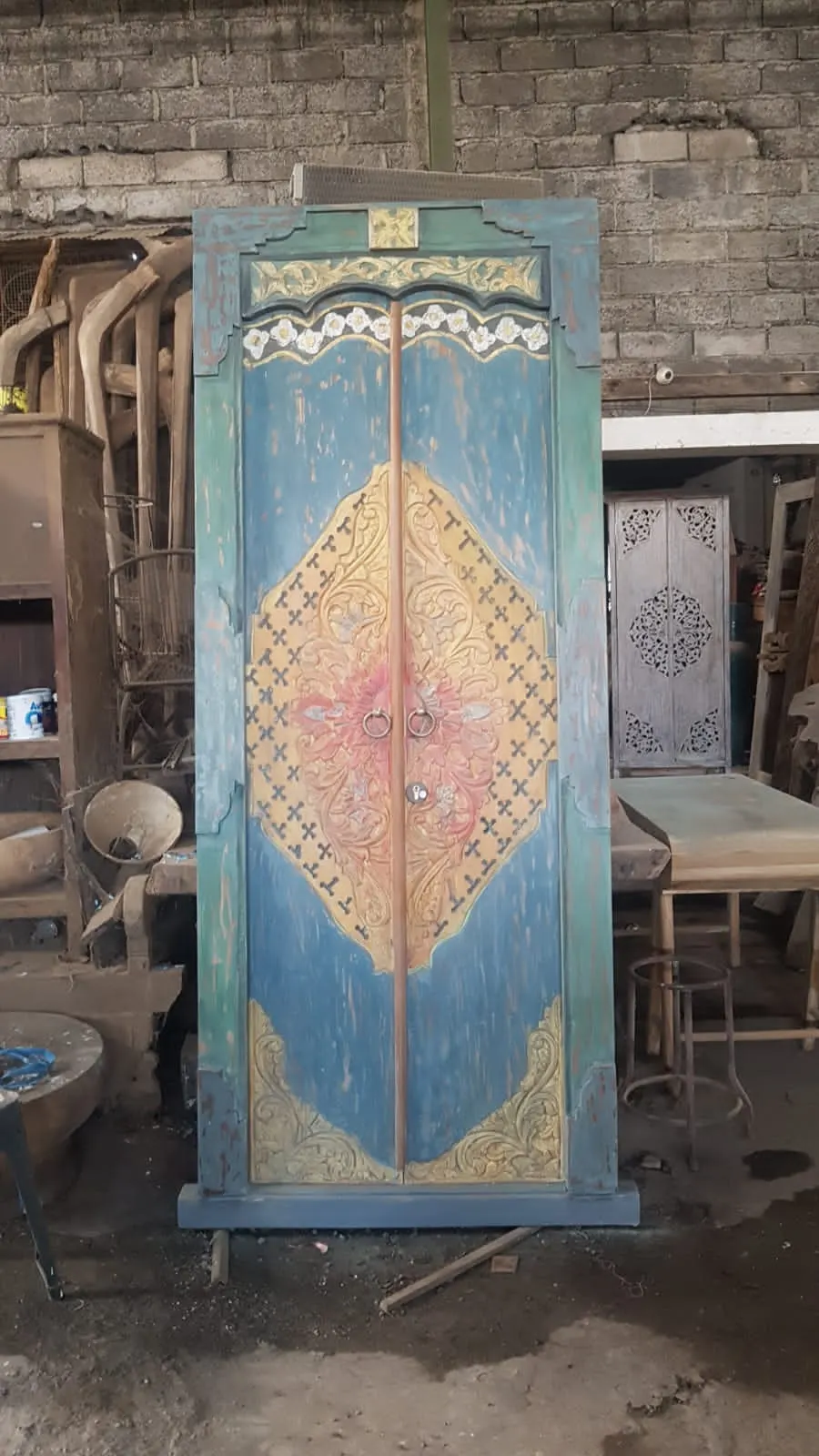 Porte peinte de motifs traditionnels balinais