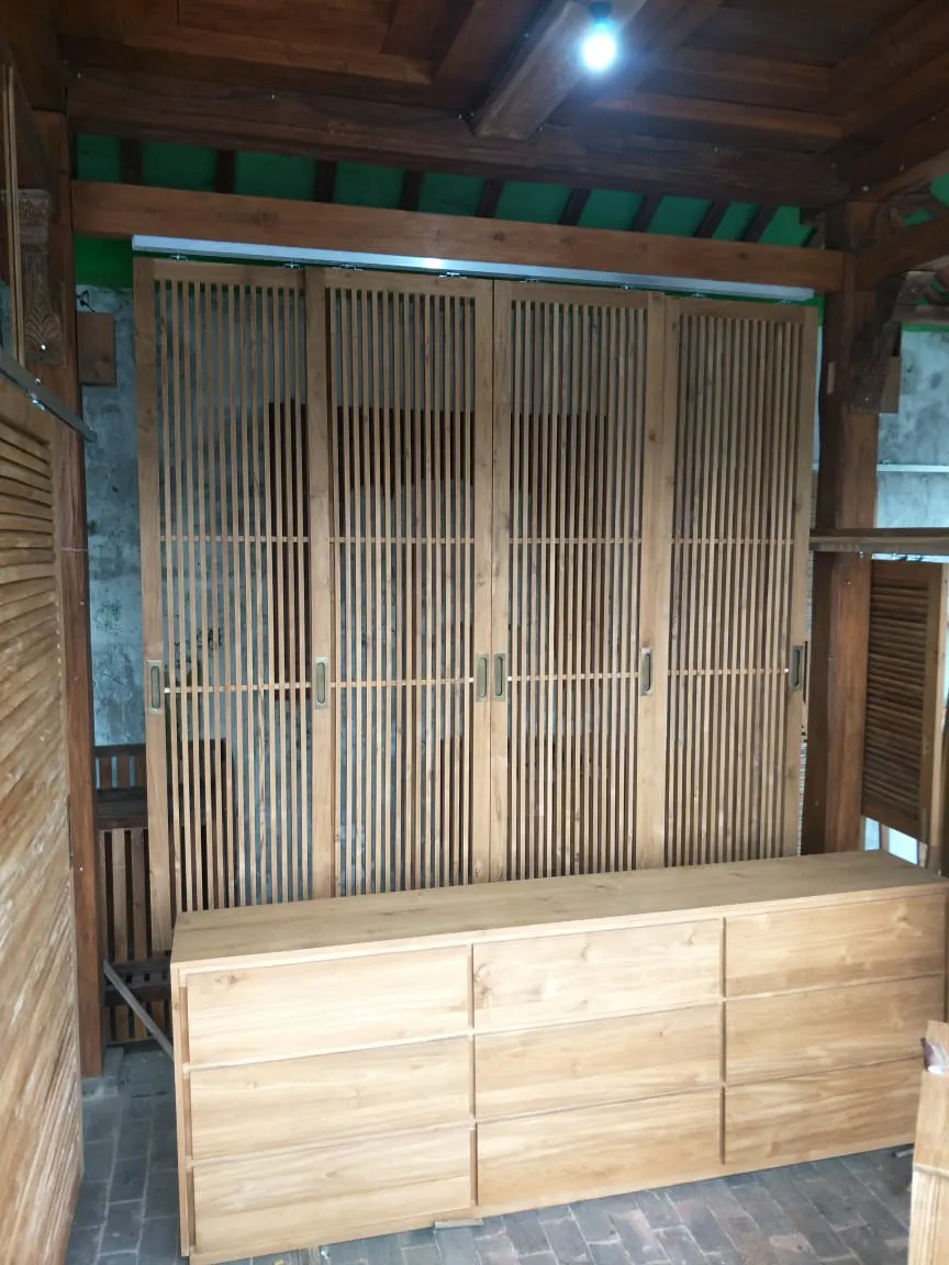 Claustra coulissant en teck sur meuble bas assorti