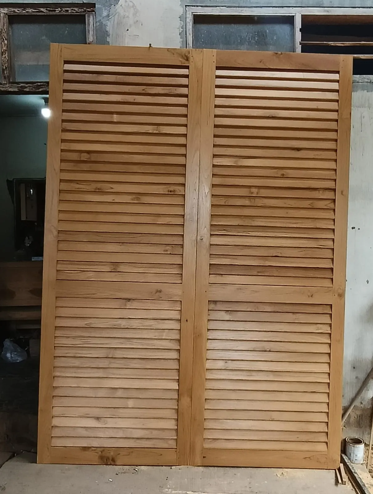 Double porte à persiennes en teck huilé