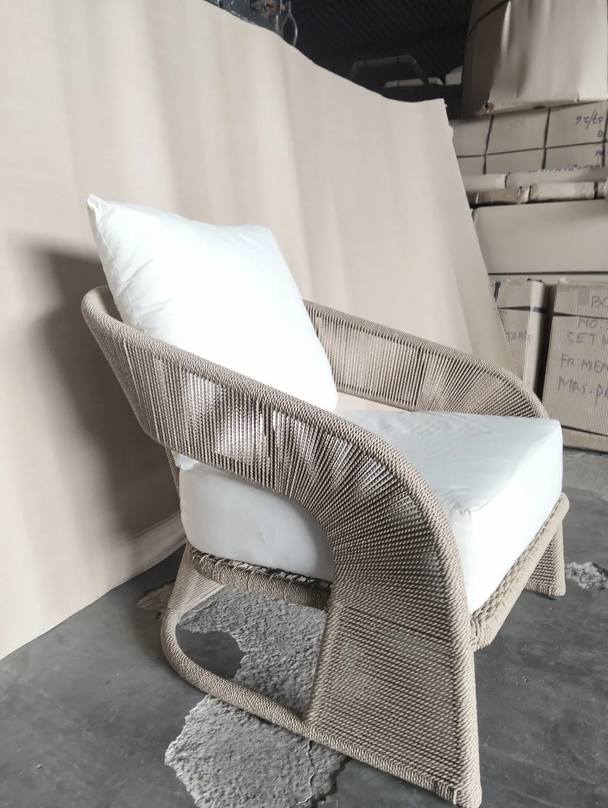 Fauteuil lounge corde tressée et coussin blanc