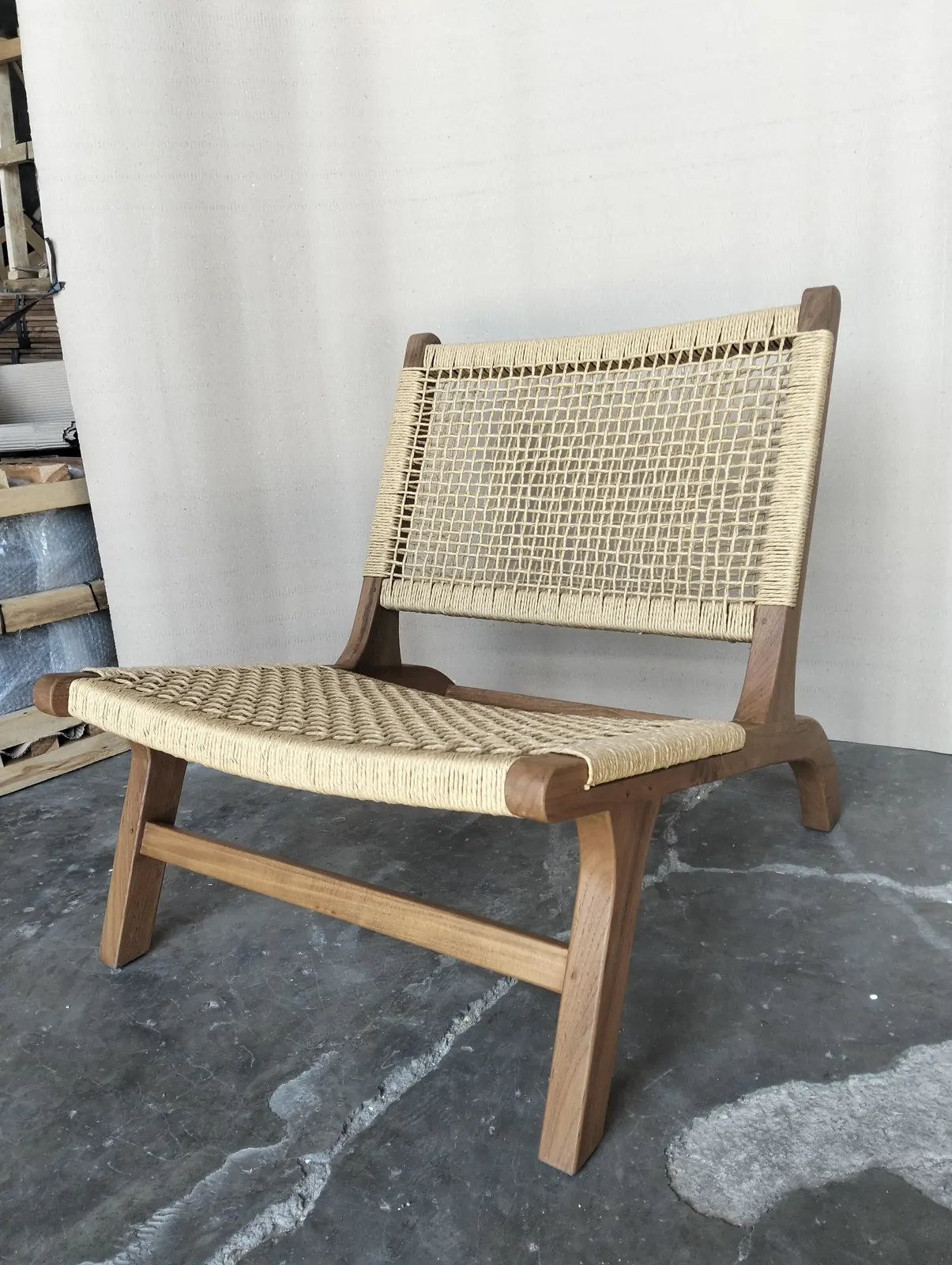Fauteuil bas en teck et corde tressée