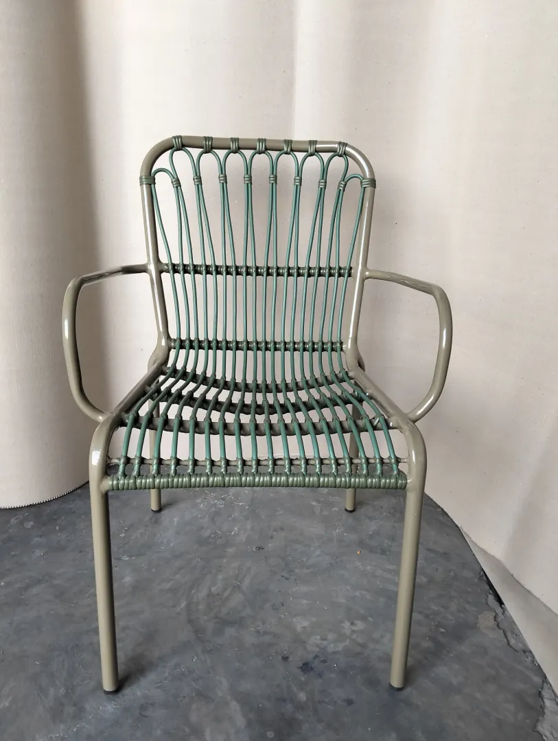 Fauteuil en fibre tressée, vue de face