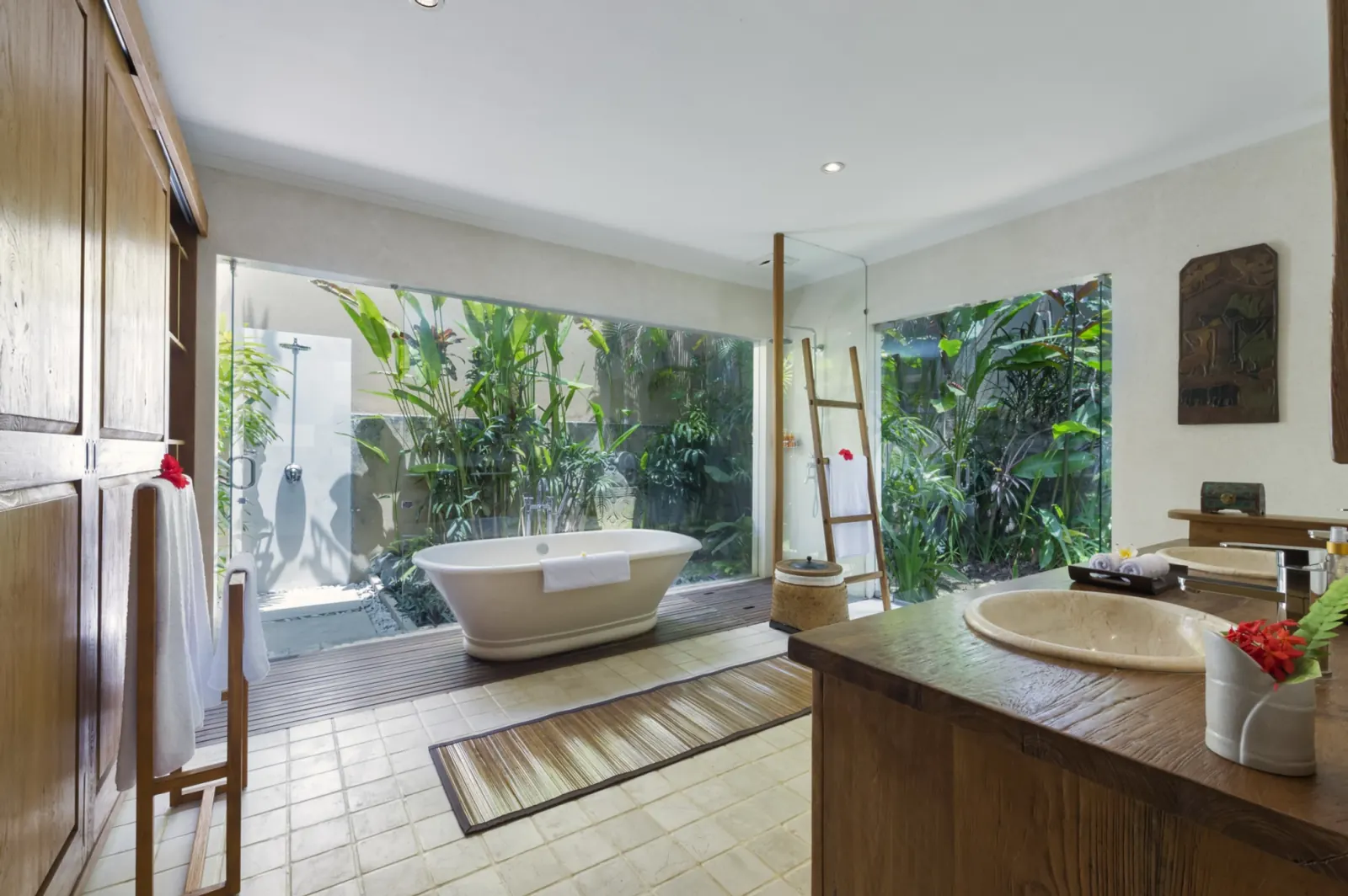 Baignoire îlot et plan vasque en teck sur jardin clos