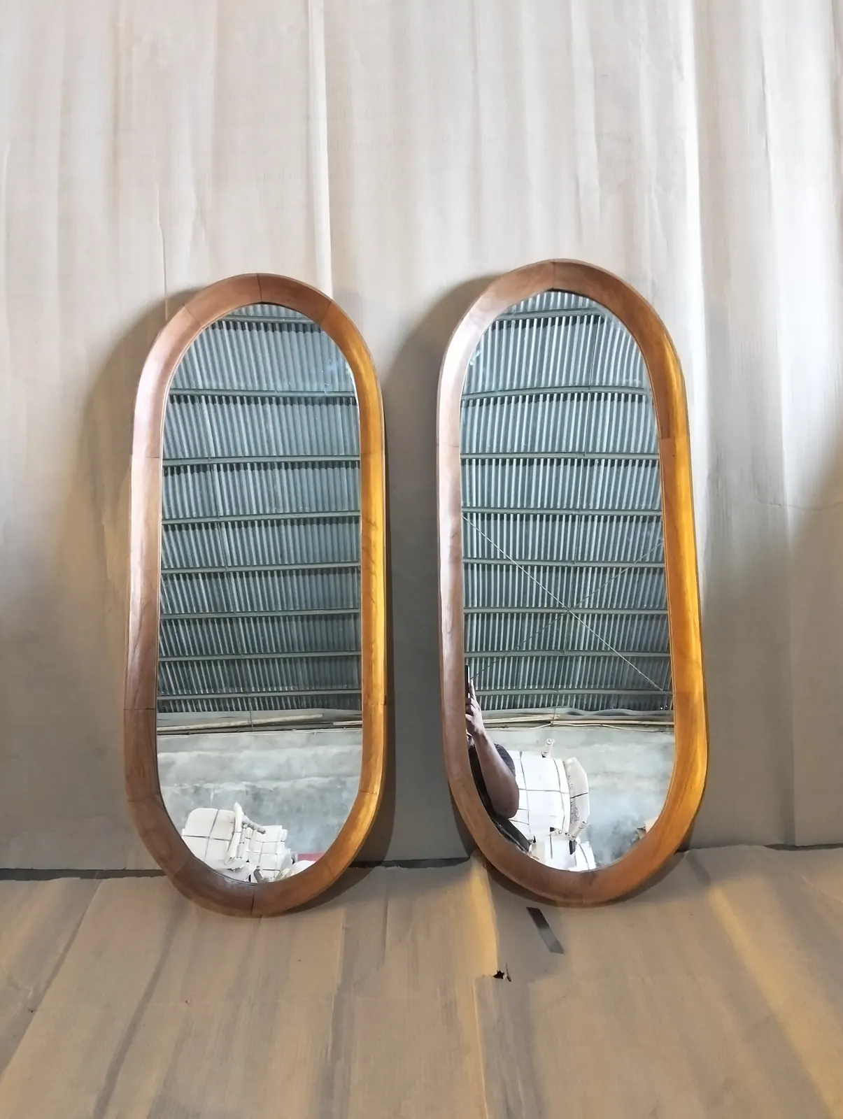 Paire de miroirs ovales à cadre en teck cintré