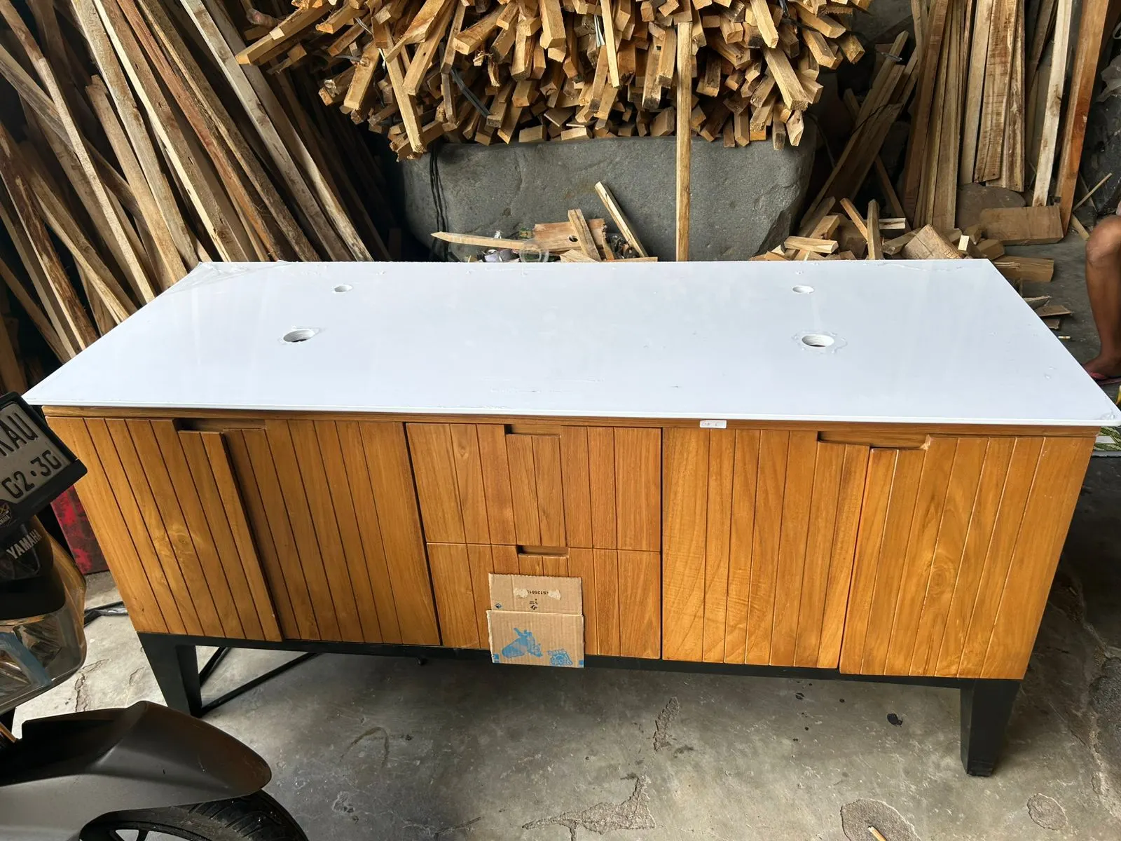 Meuble double vasque en teck, plan blanc