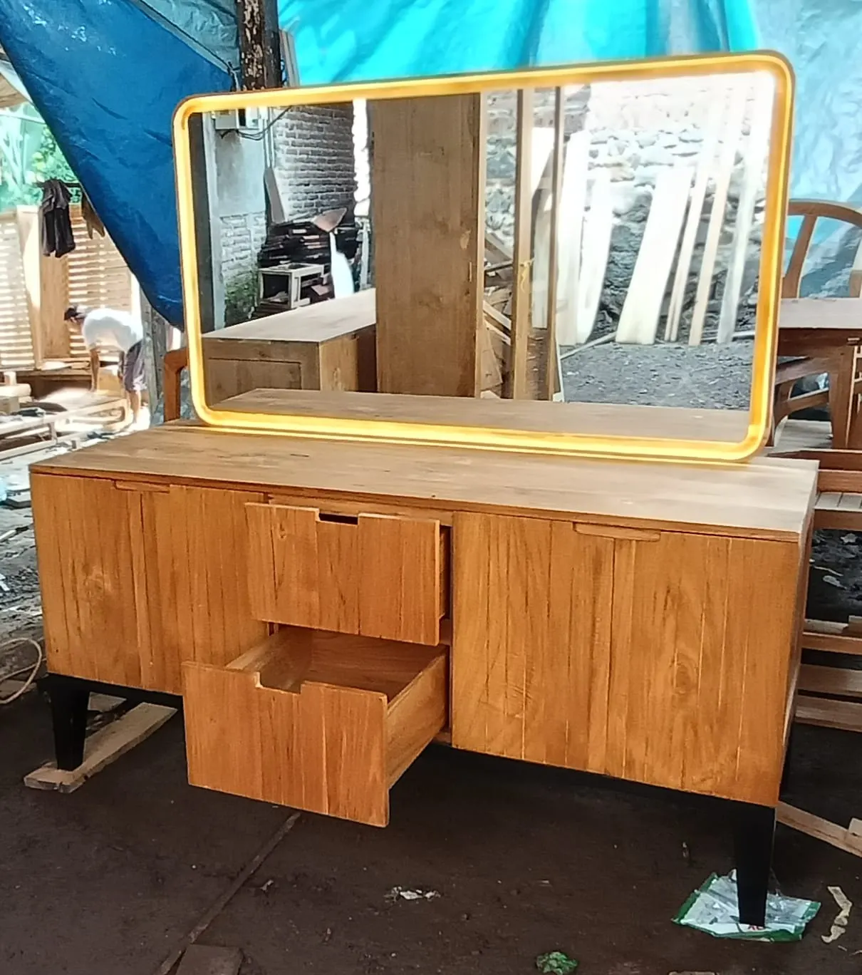 Meuble vasque en teck, tiroirs ouverts