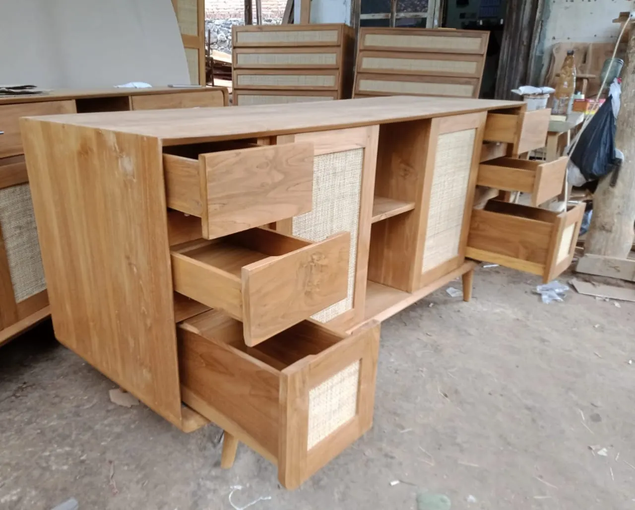 Meuble en teck et cannage, rangements intérieurs