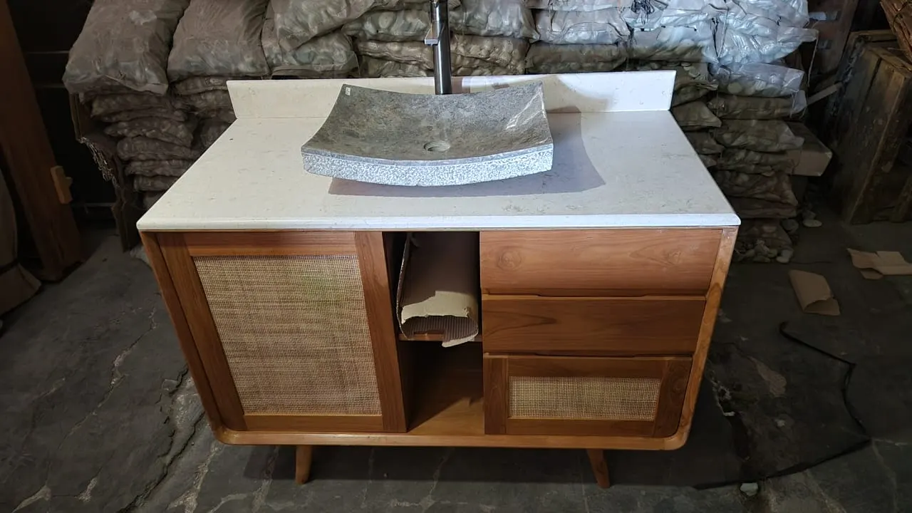 Meuble vasque en teck et cannage, vasque en pierre