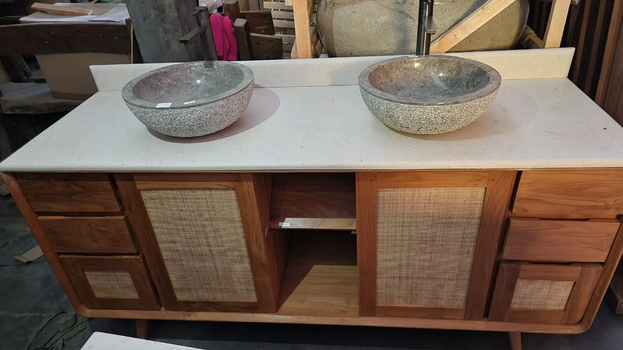 Meuble double vasque en teck et cannage, vasques en pierre