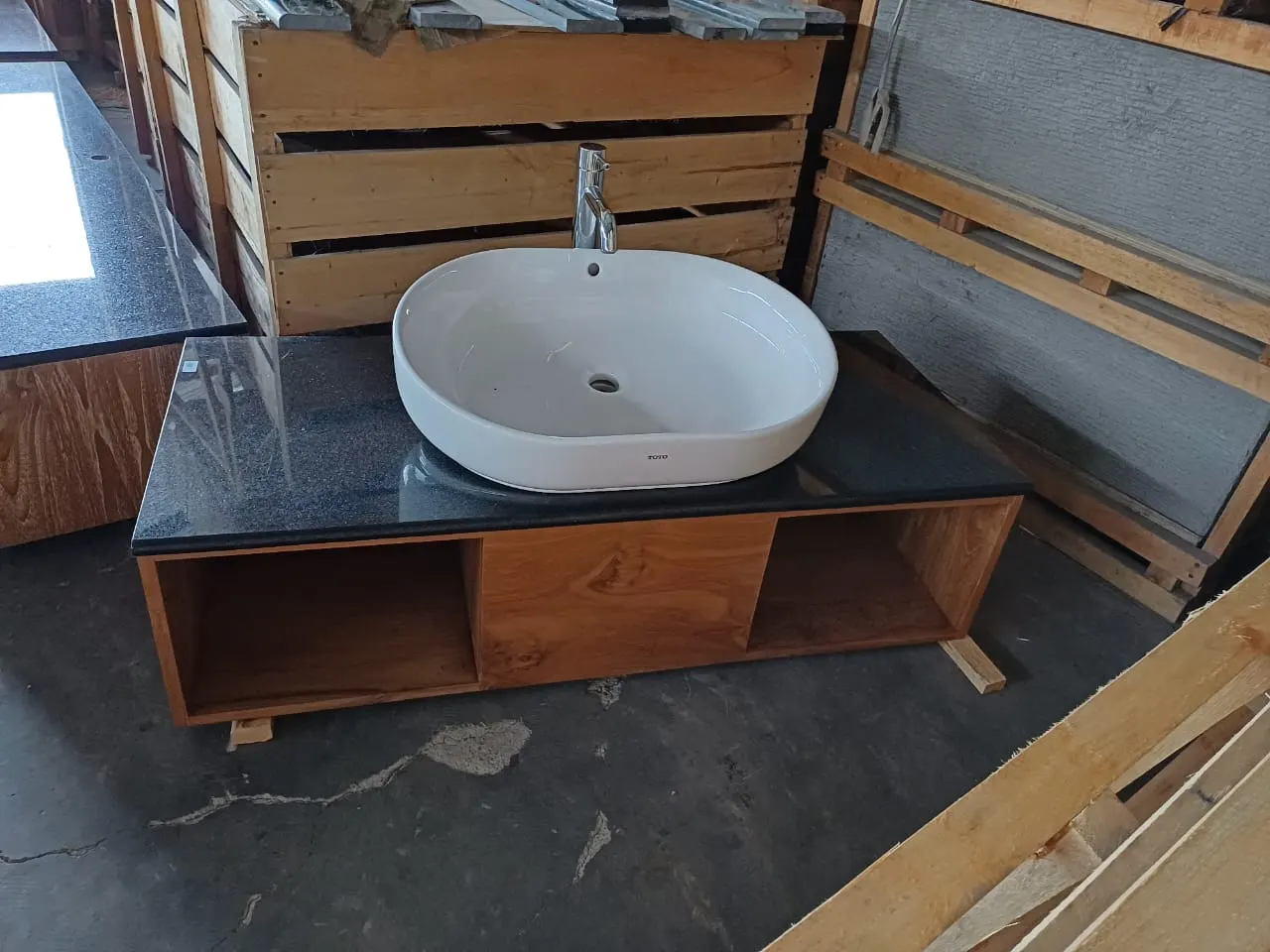 Vasque ovale blanche sur meuble en teck