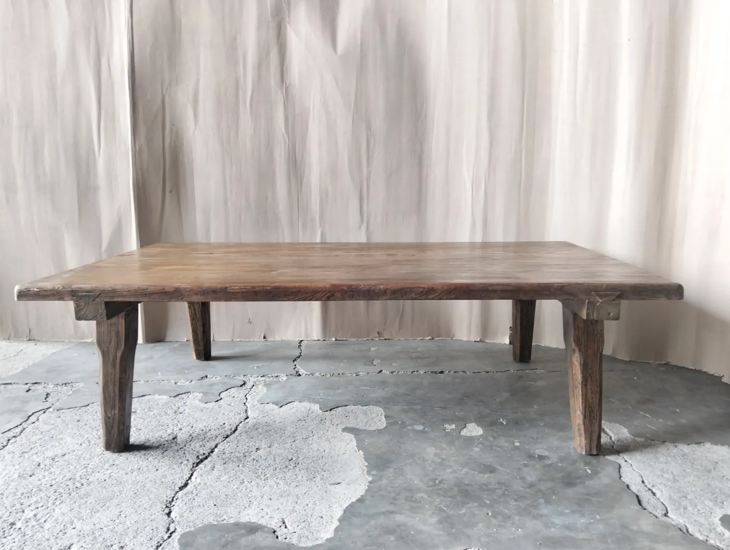 Table basse ancienne en teck, piètement fuselé