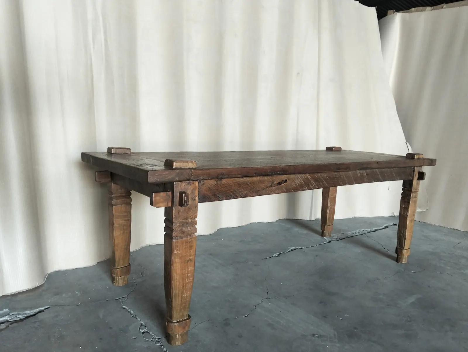 Table basse ancienne en teck, pieds tournés