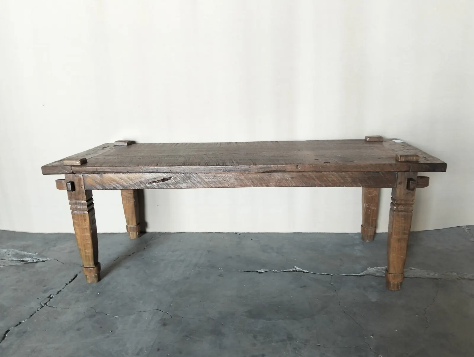 Table basse ancienne en teck, plateau à tenons