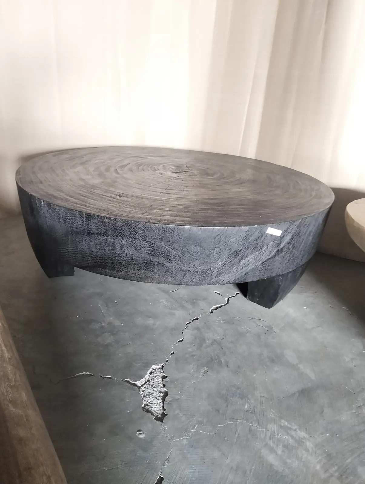 Table basse ronde en suar, socle plein