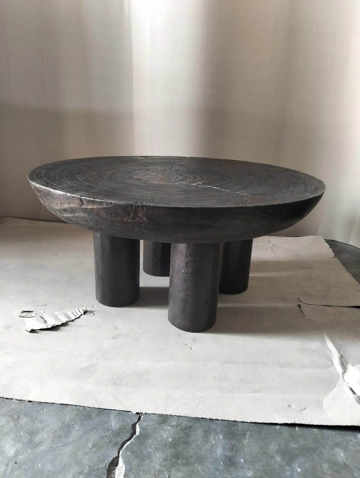 Table basse ronde laquée noir, trois pieds