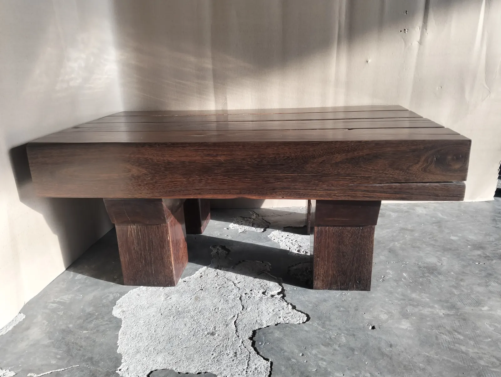 Table basse en bois massif foncé, plateau épais