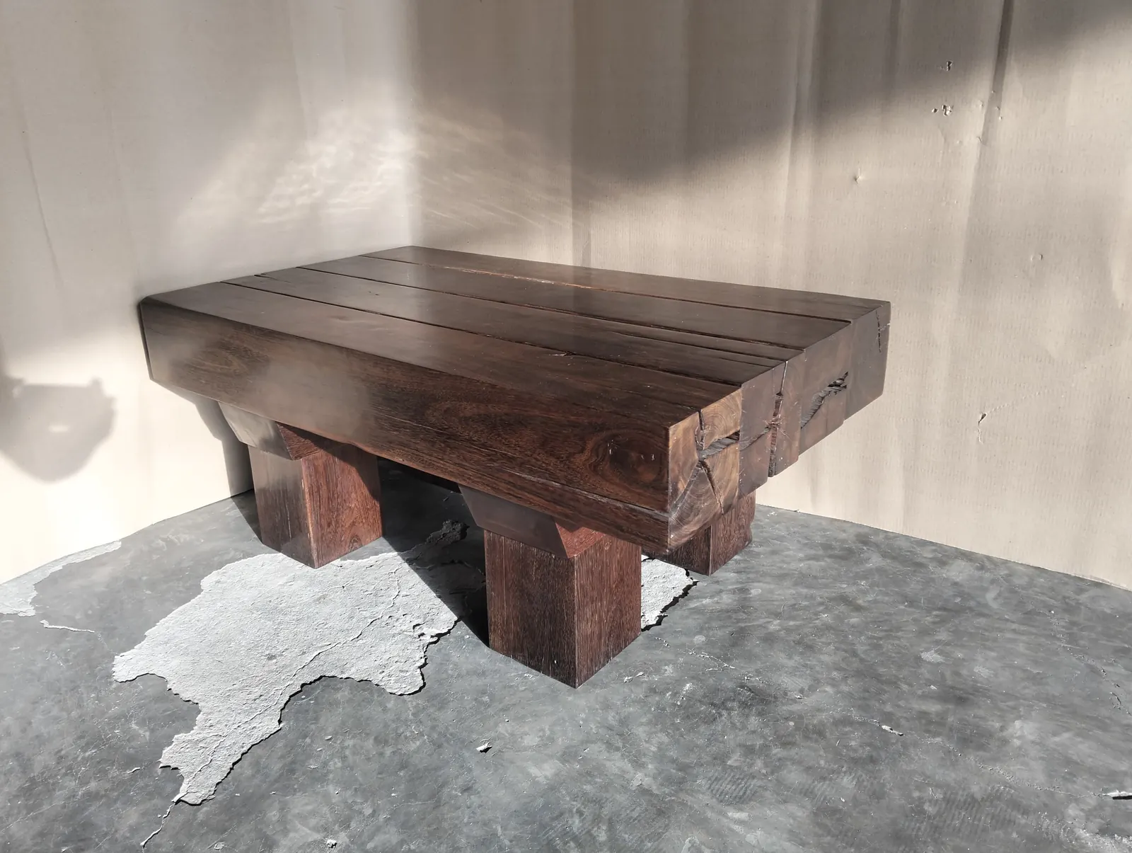 Table basse en bois massif, piètement plein
