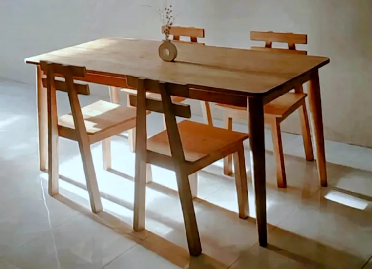 Table de repas en teck et ses chaises assorties