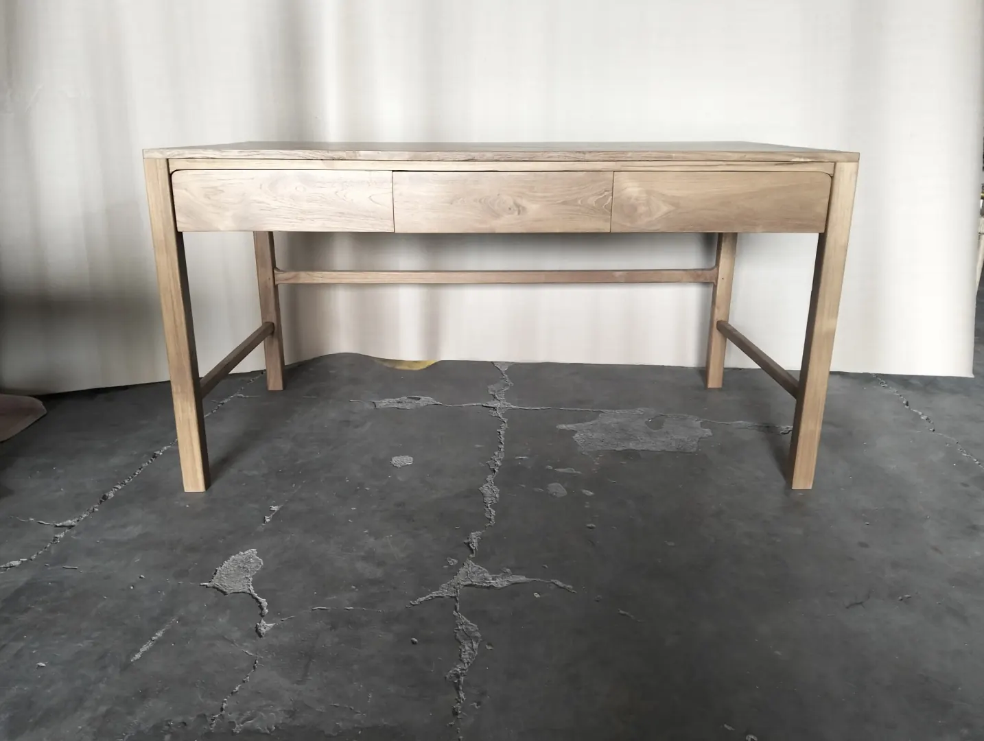 Bureau en teck à trois tiroirs