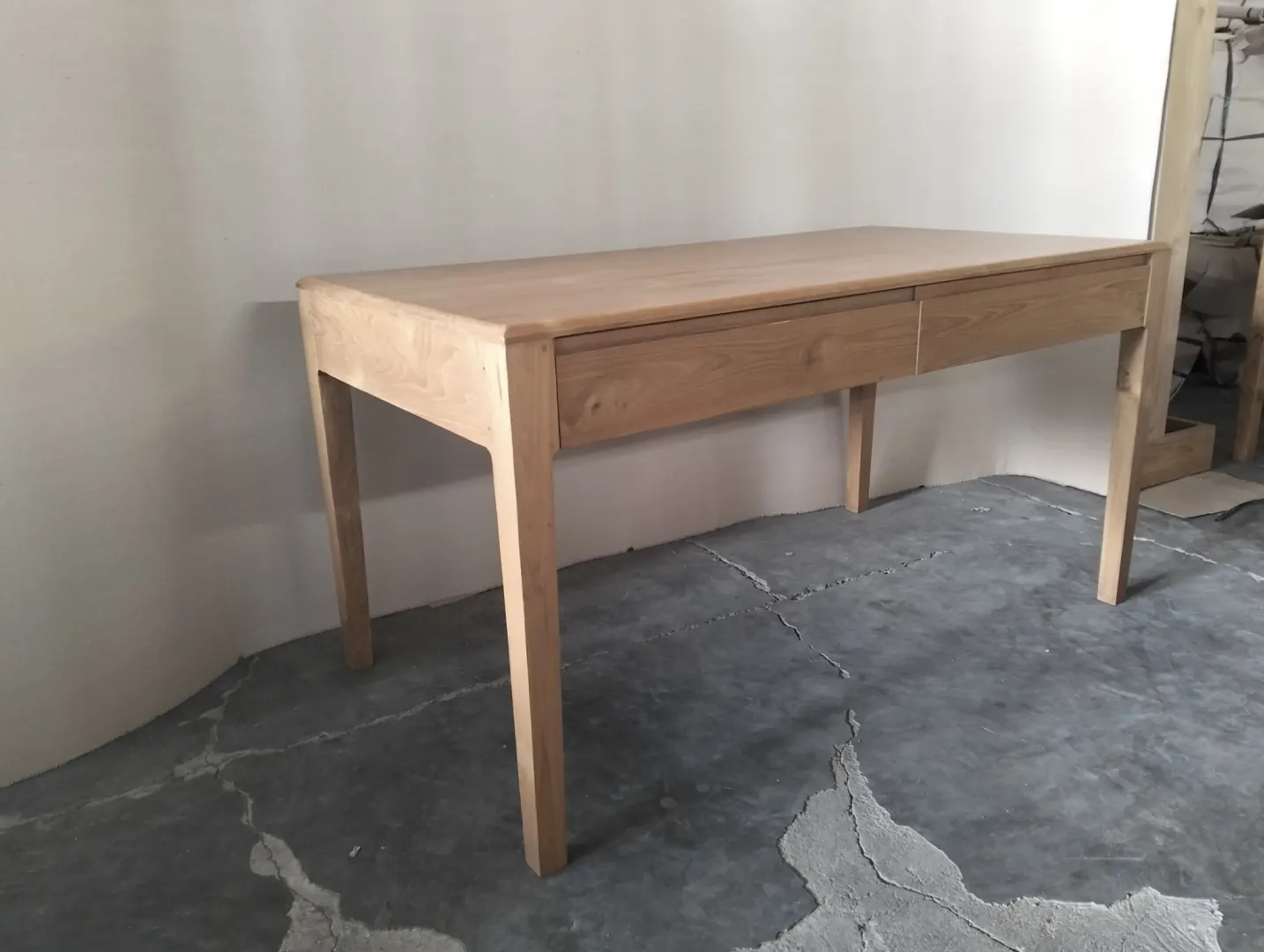 Bureau en teck clair, deux tiroirs