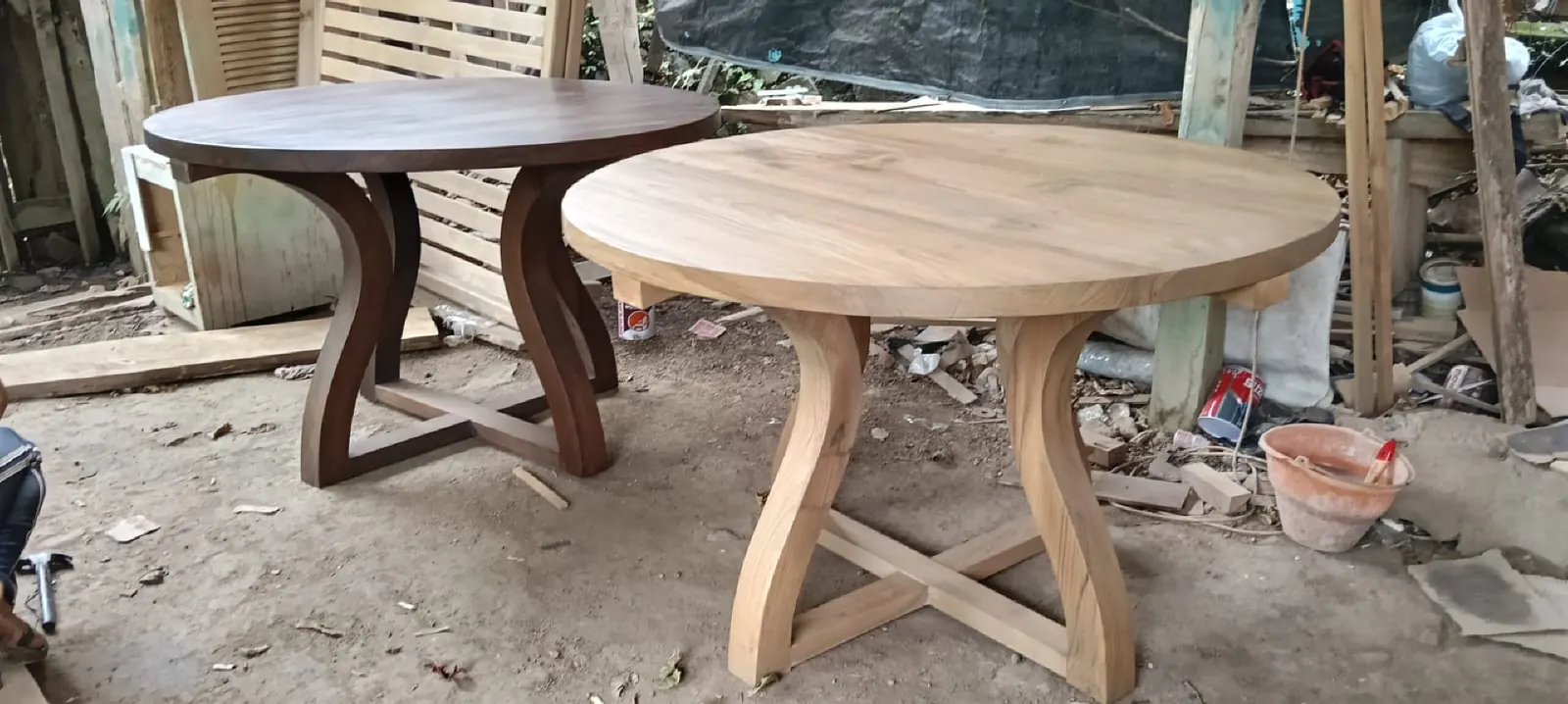 Tables rondes en teck en cours de finition