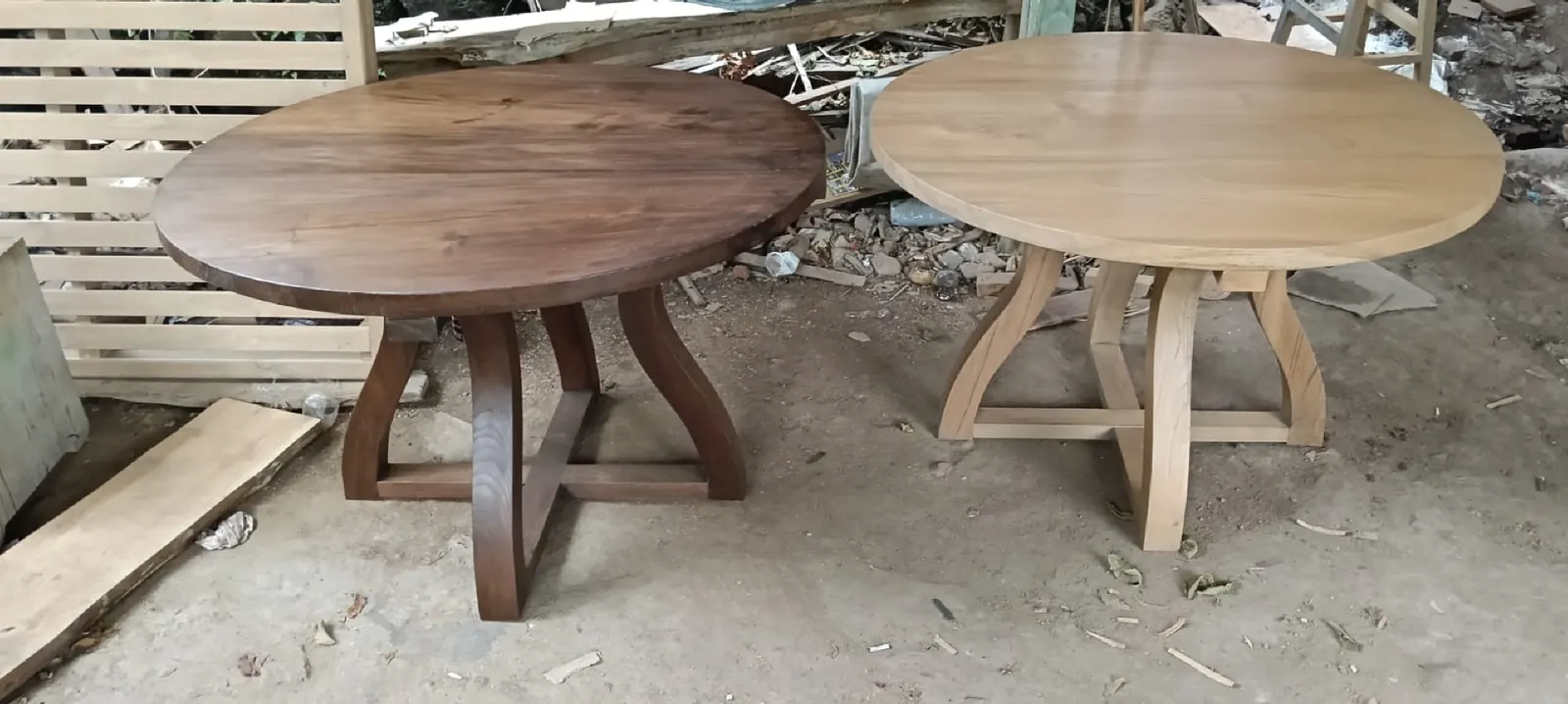 Tables rondes en teck, deux finitions