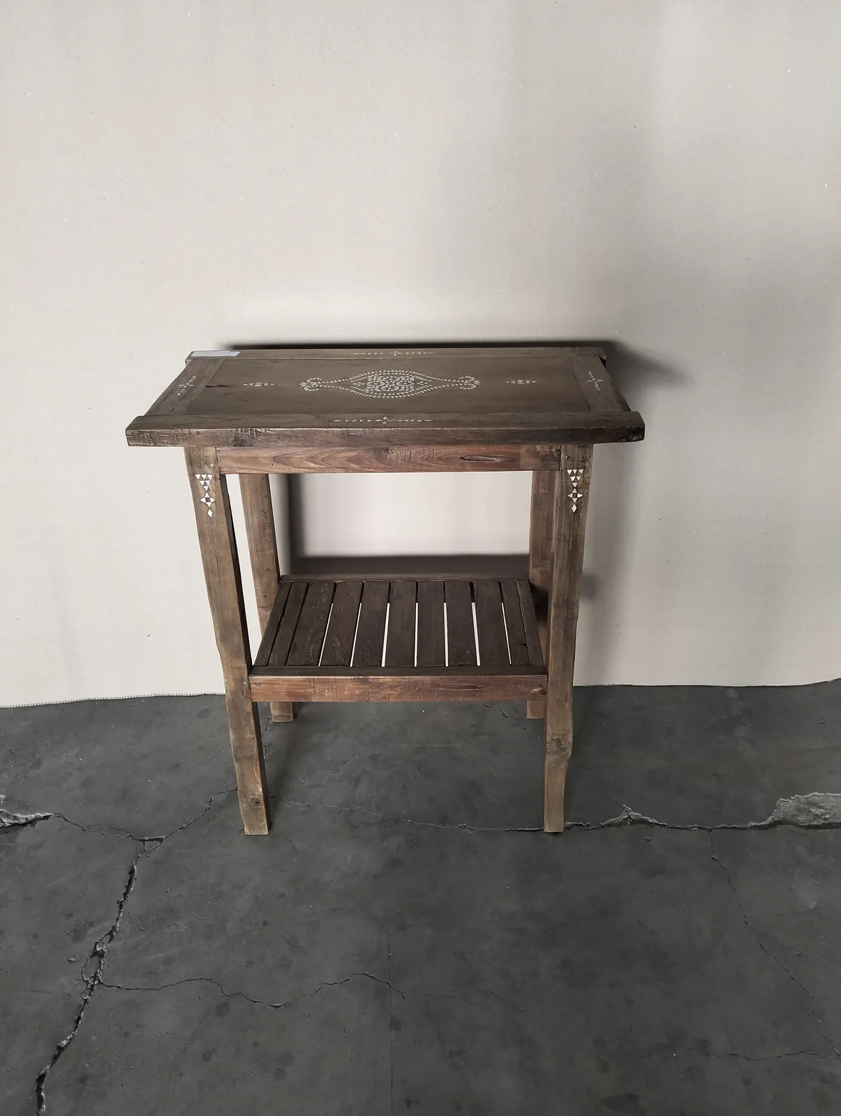 Table d'appoint ancienne en teck, plateau gravé