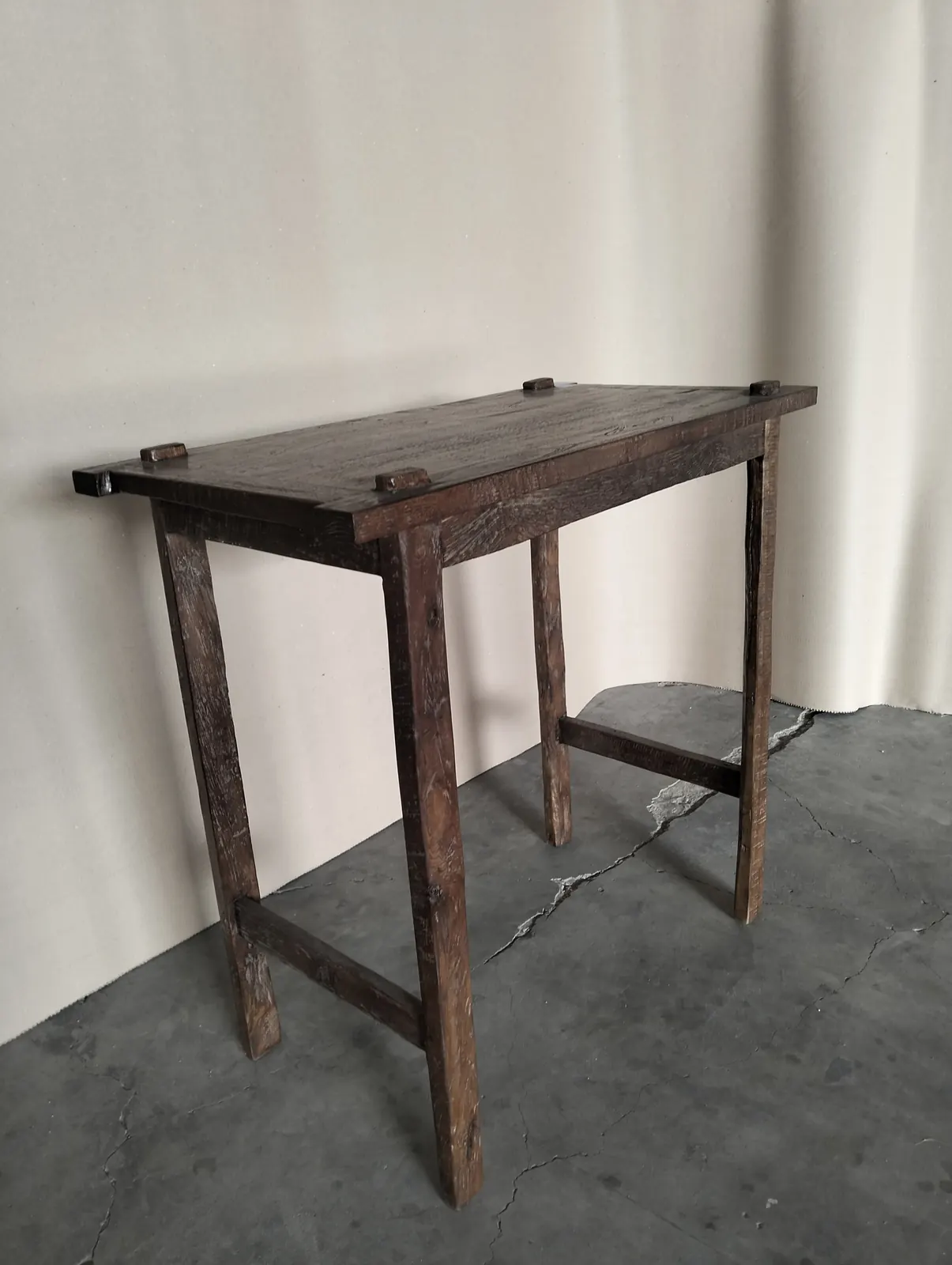 Console en teck ancien, assemblages apparents