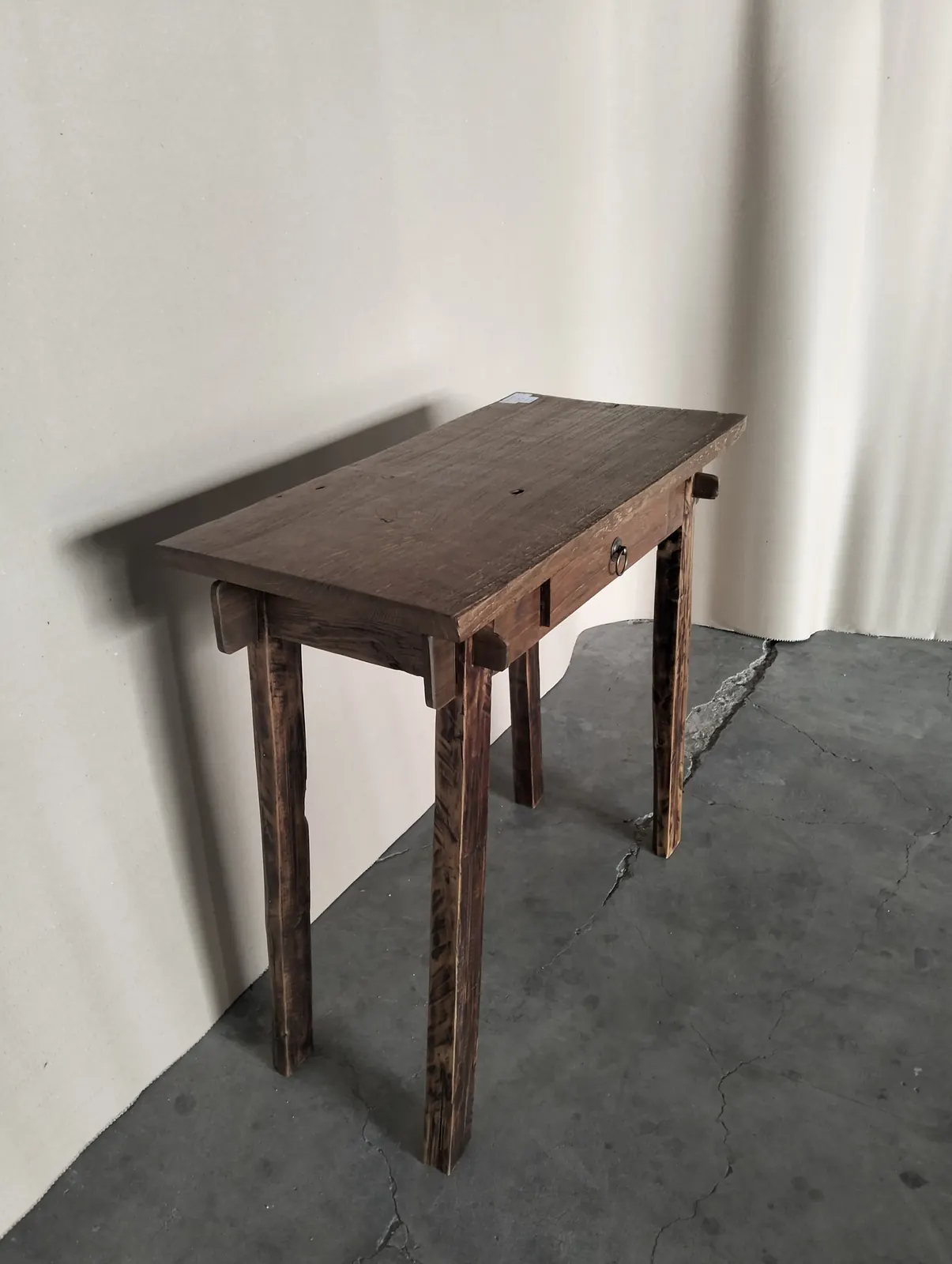 Table console en teck brut, piètement fin