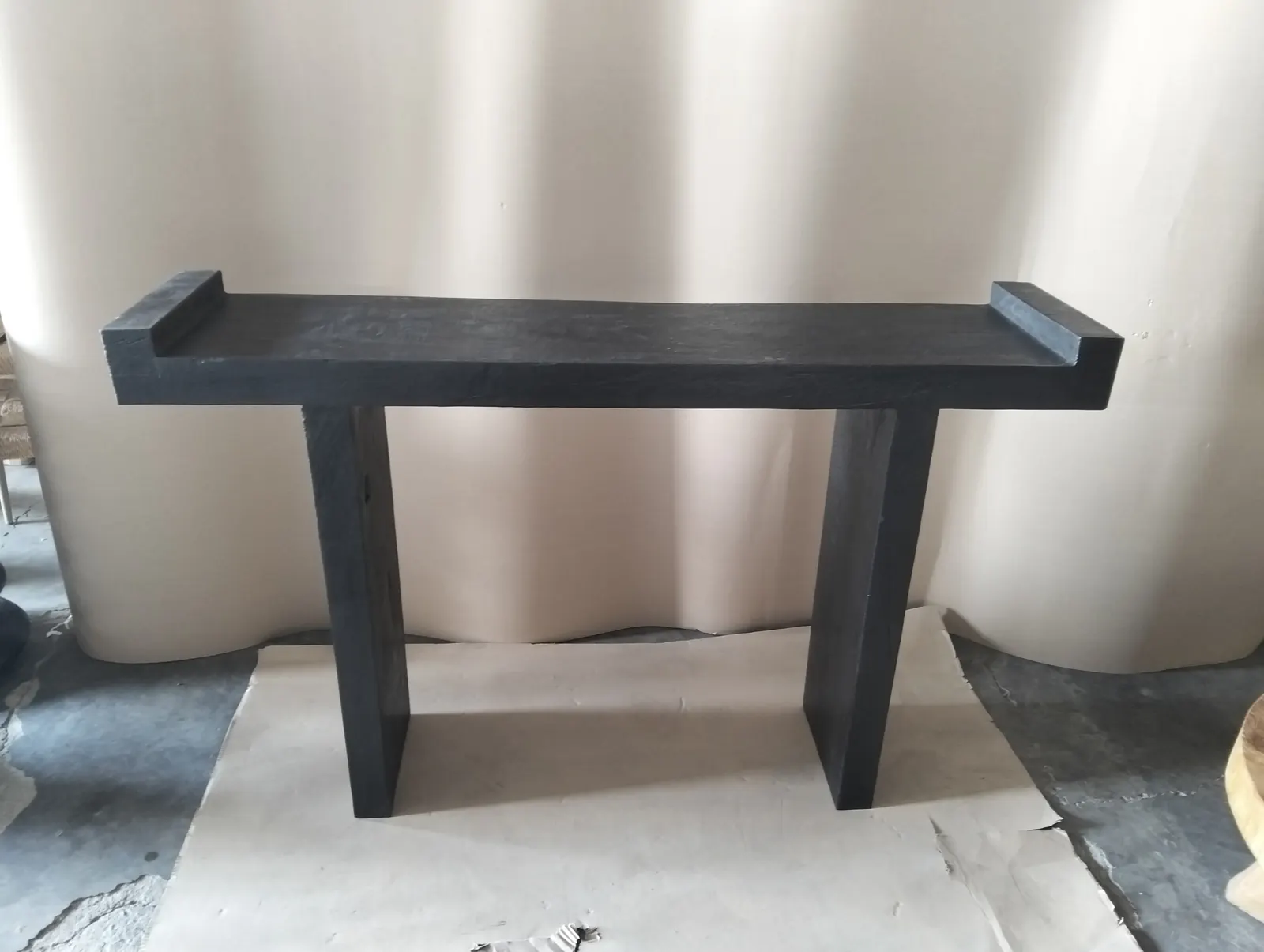 Console contemporaine en bois laqué noir