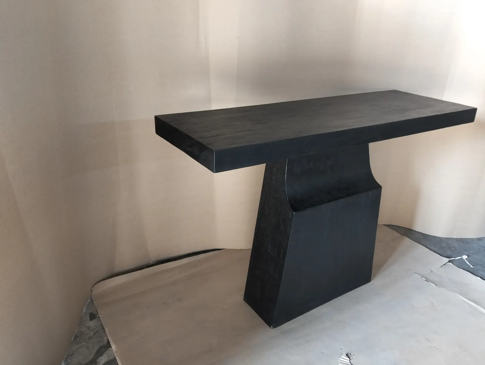 Console laquée noir, piètement plein central