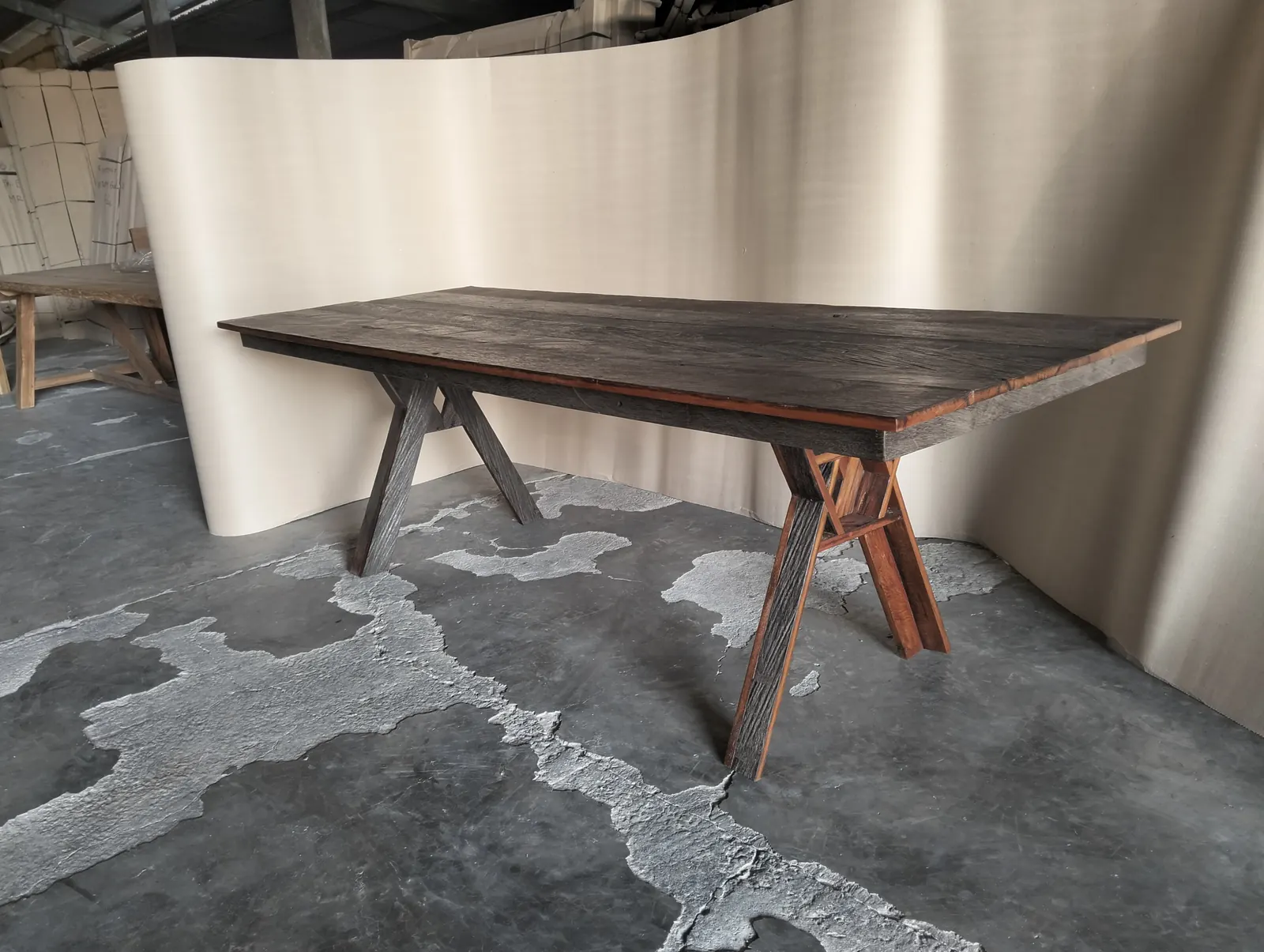 Table de repas en teck foncé, piètement compas