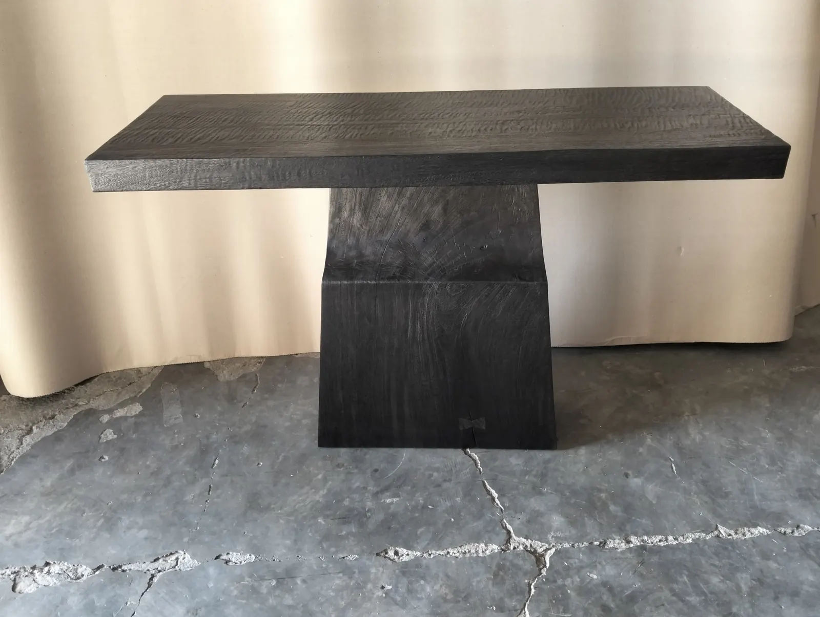 Table console en bois laqué noir, pied central