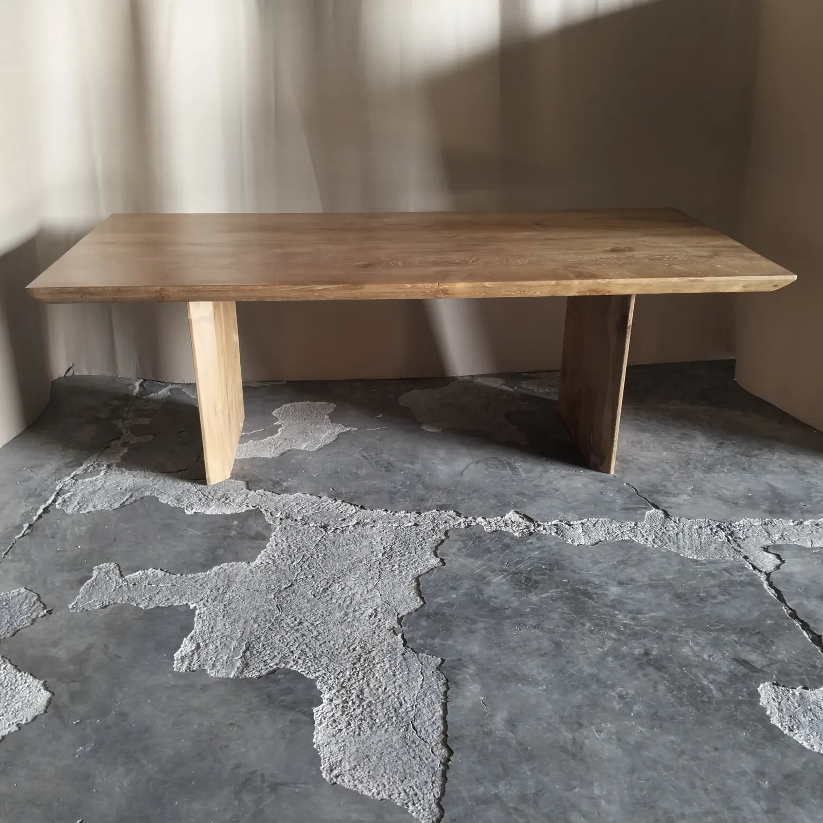 Table de repas en teck clair, pieds pleins